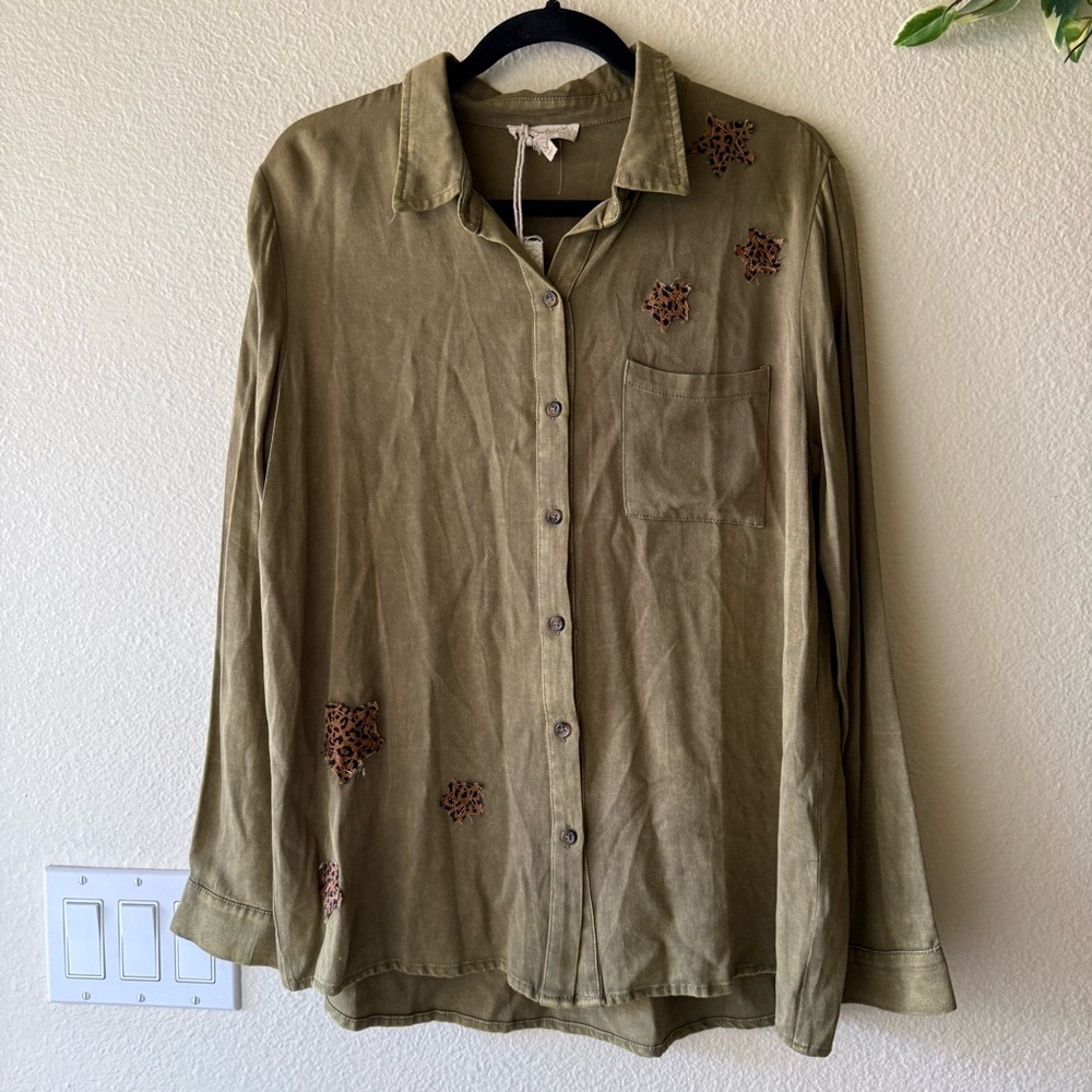 NWT Mystree Olive Green Button-Up Shirt with Leopard Print Patchwork Stars